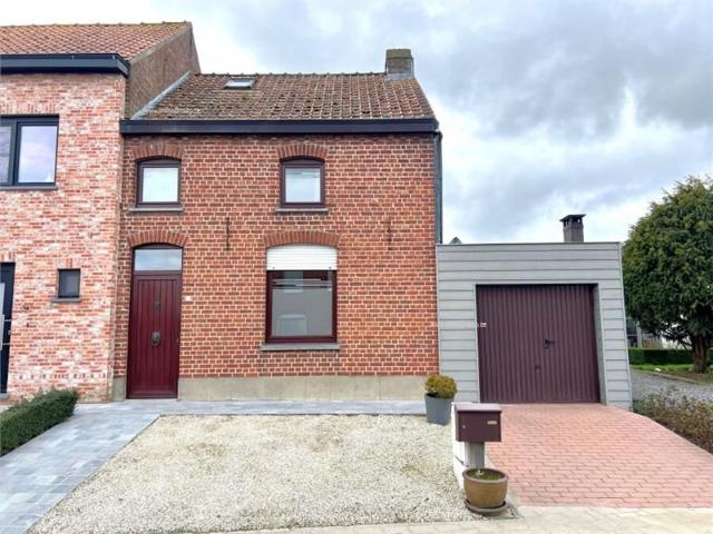 Halfopen woning met 2 slaapkamers, garage en grote tuin