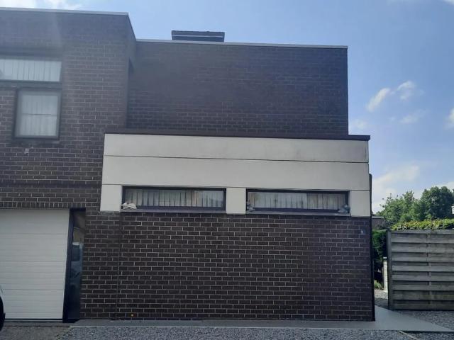 Halfopen woning met 3 slaapkamers, tuin en garage te Neeroeteren