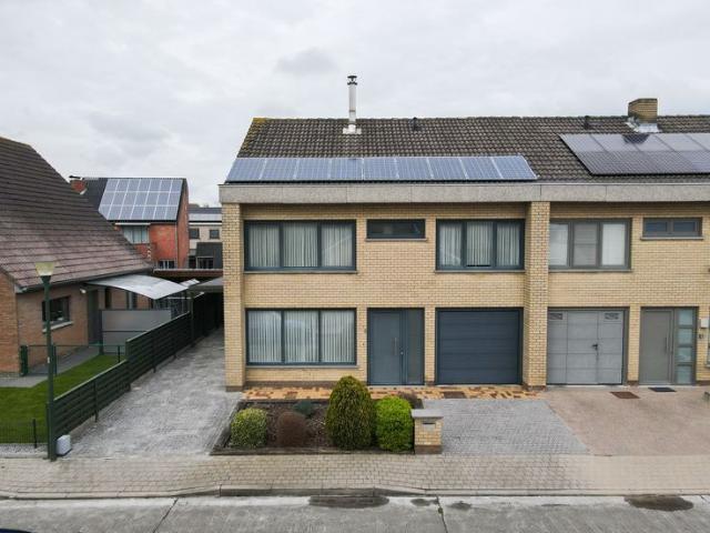 Halfopen woning met 4 slaapkamers in rustige woonwijk in To
