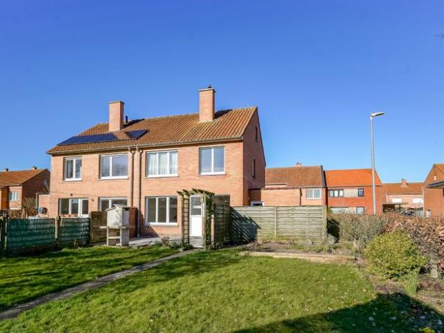 Halfopen woning te koop in de Mandelwijk te Oudenburg