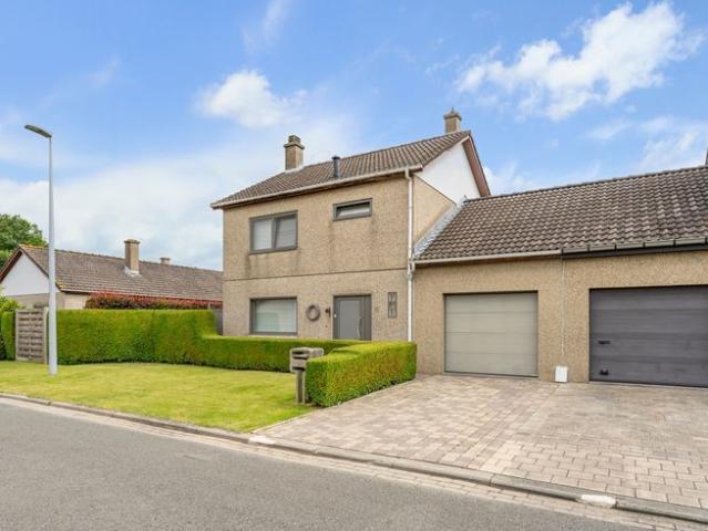 Halfopen woonst op ruim perceel + garage