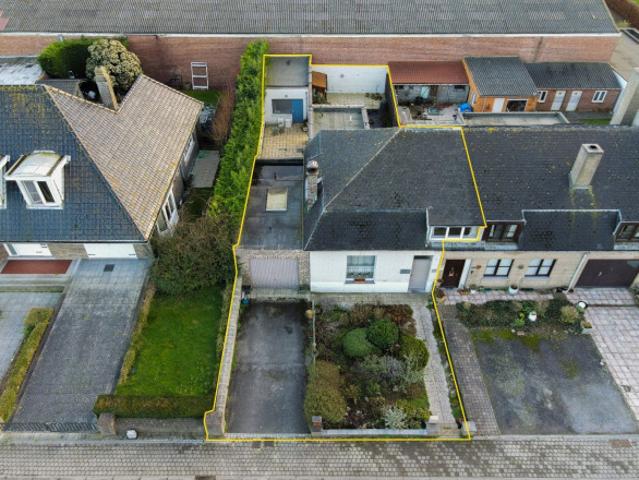 Halfopen woonst met 5 slaapkamers en achterliggende tuin langs vaarwater te leffinge