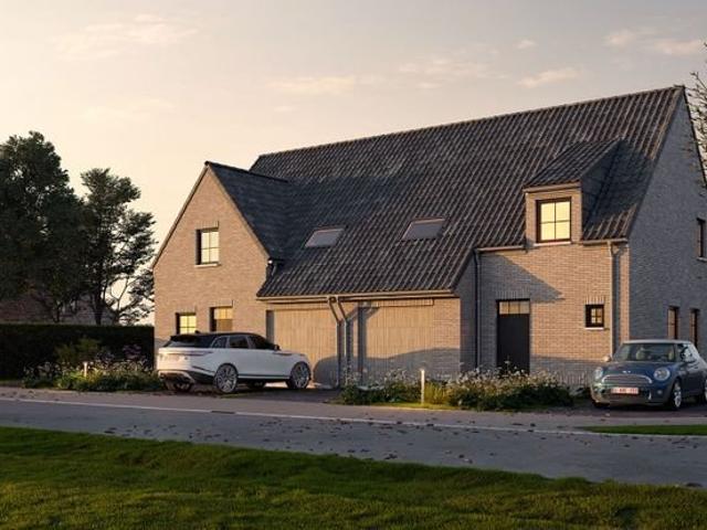 Halfopen BEN woning in landelijke stijl, 3 slpk’s en gara.