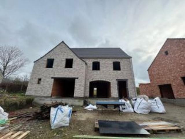 Halfopen bebouwing op een groot perceel in Denderhoutem