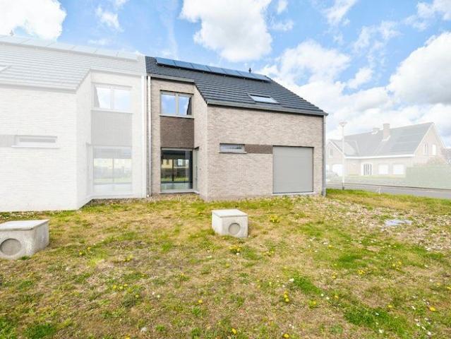 Halfopen bebouwing op ruim perceel!
