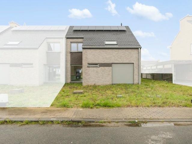Halfopen bebouwing op ruim perceel!