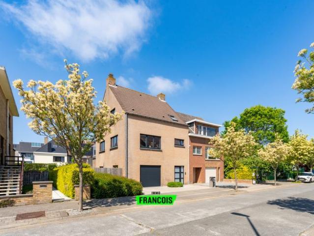 Halfopen bebouwing met drie slaapkamers en grote tuin te Ma…
