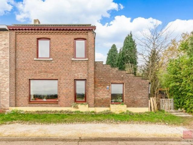 Halfopen bebouwing met een woonoppervlakte van ca. 185 m.