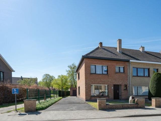 Halfopen bebouwing met garage en zuid gerichte tuin!