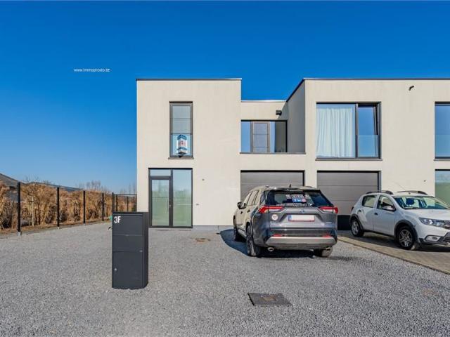 Halfopen bebouwing met inpandige garage en ruime tuin | MyFin