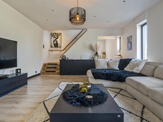 Halfopen bebouwing met ruime veranda en zuidgerichte tuin