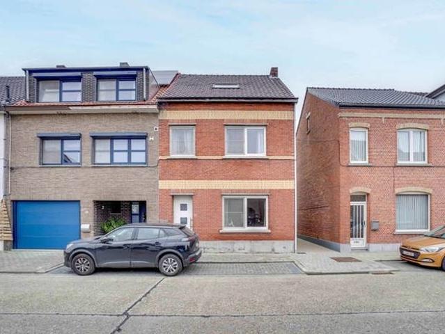 Halfopen bebouwing met renovatiepotentieel in Kiewit, Hassel