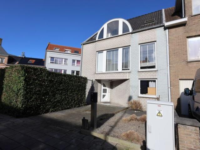 Halfopen bebouwing met zonnige tuin en garage te Oostende!