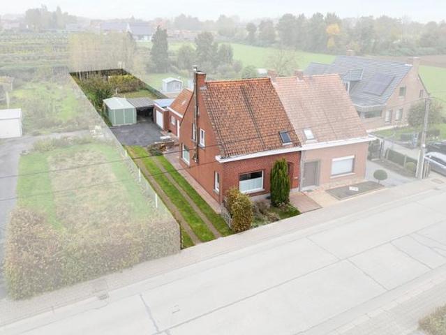 Halfopen bebouwing met 2 slpks, 2 garages en tuin op 797m²