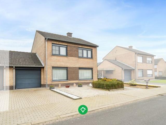Halfopen bebouwing met 3 slaapkamers en garage te Eernegem