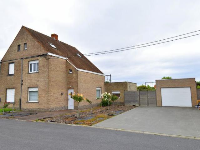 Halfopen bebouwing met 3 slaapkamers, tuin en garage te koo
