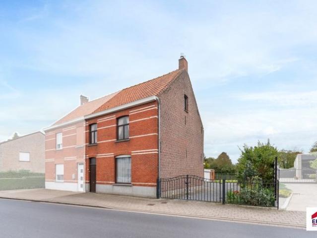 Halfopen bebouwing met 3 slpks en grote tuin op 870m²!