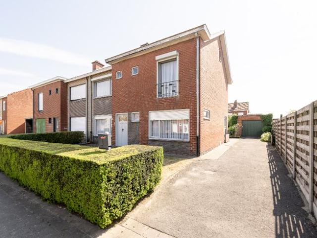 Halfopen bebouwing met 4 slaapkamers en garage