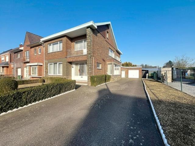 Halfopen bebouwing met 4 slpks tuin en werkruimte