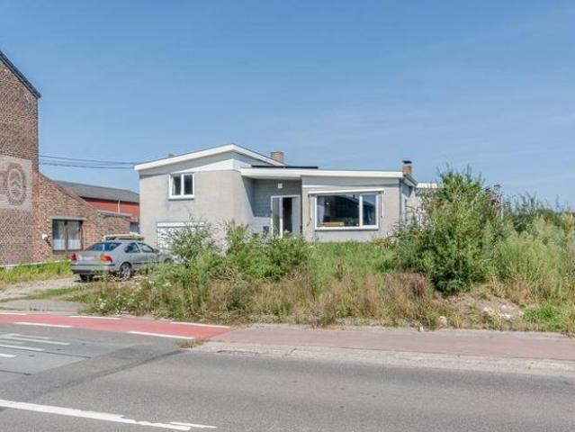HALFOPEN BUNGALOW MET INPANDIGE GARAGE