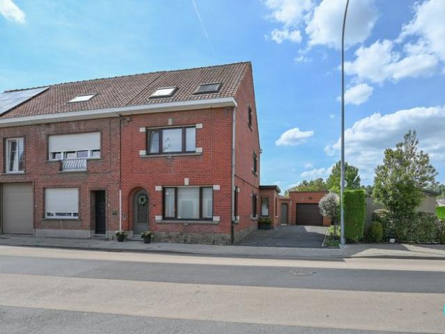 Halfopen ééngezinswoning met fantastische tuin te Izegem