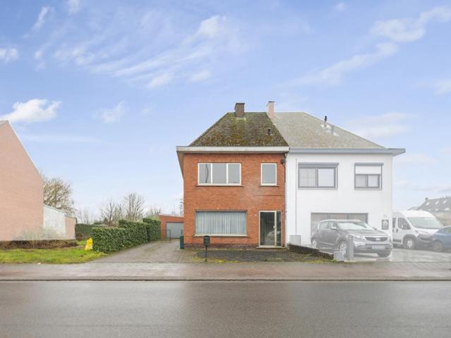 Halfopen gezinswoning met veel potentieel