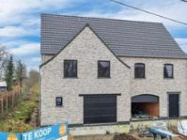 Halfopen nieuwbouwwoning op een prachtig perceel