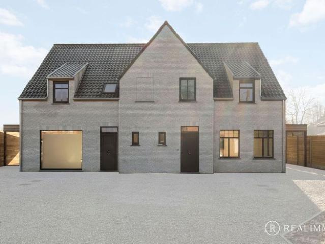 Halfopen nieuwbouwwoning met grote tuin in landelijke sti.