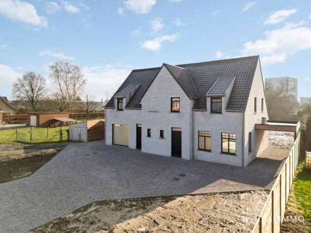 Halfopen nieuwbouwwoning met grote tuin in landelijke sti.