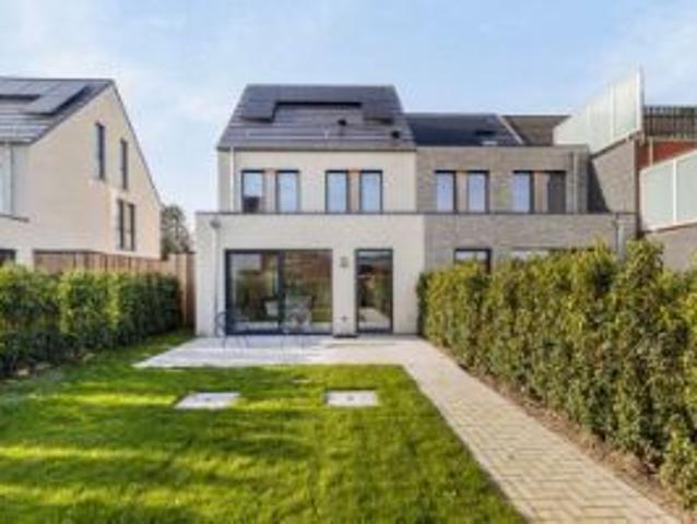 Halfopen nieuwbouwwoning met 4 slpk. gelegen in de dorpskern
