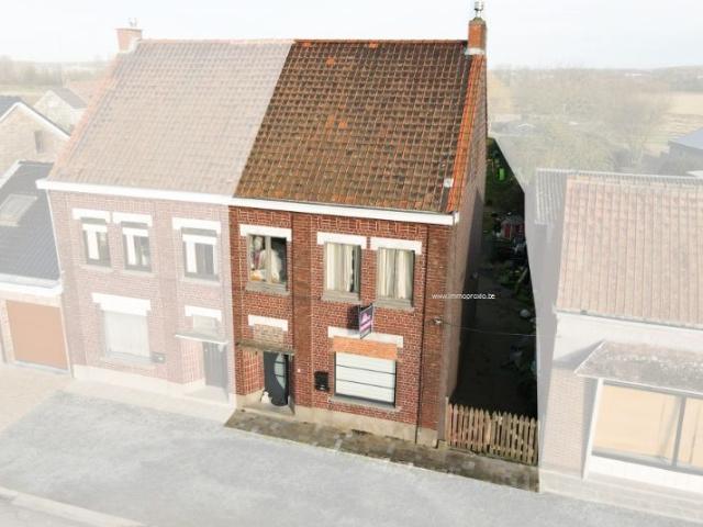 Halfopen op te frissen woning met ruime tuin