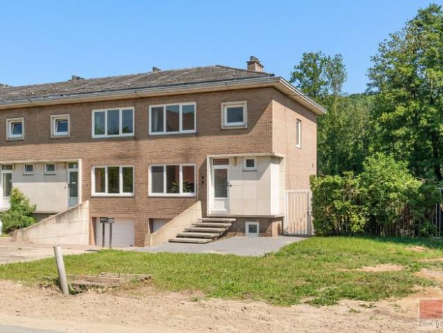 Halfvrijstaande woning uit 1969 op een perceel van 635m².