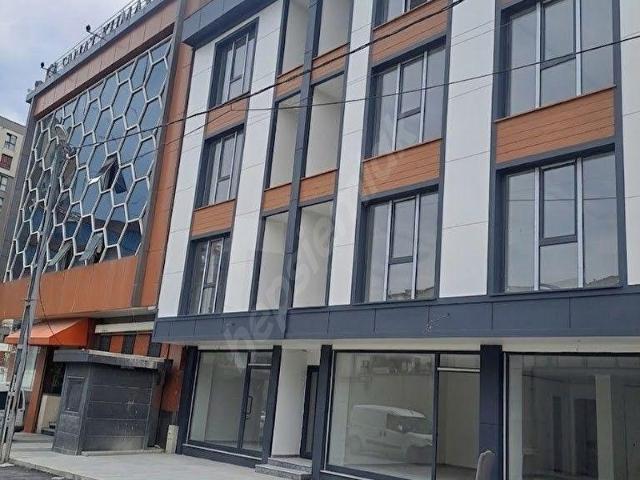 Halkalı Merkez'de Kiralık Depolu 98 m Cadde Üzeri Vitrin Dükkan