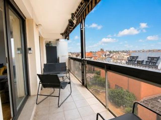 Halles, Grand 2 pièces vendu loué calme et climatisé avec balcon