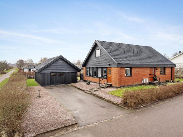 Halskragevägen 8