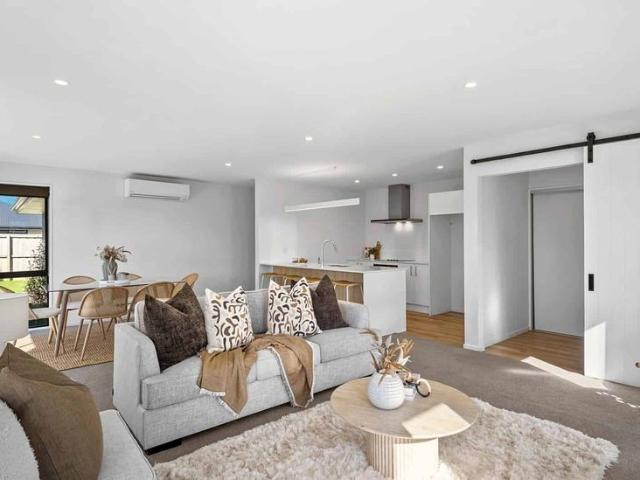 HALSWELL 3 BEDROOMS, 2 BATHROOMS, HEATPUMP, SINGLE GARAGE