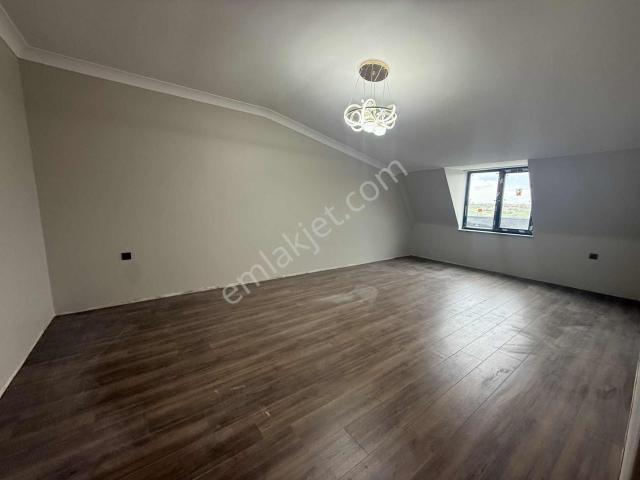 Haraçcı Mahallesinde Lüks Donanımlı 2+1 Çatı Katı Daire