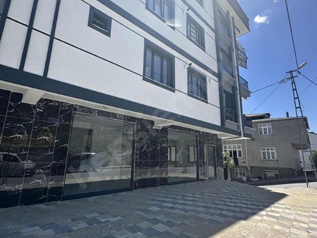HARAÇÇI'DA STRATEJİK KONUMDA KİRALIK GENİŞ CEPHELİ DÜKKAN