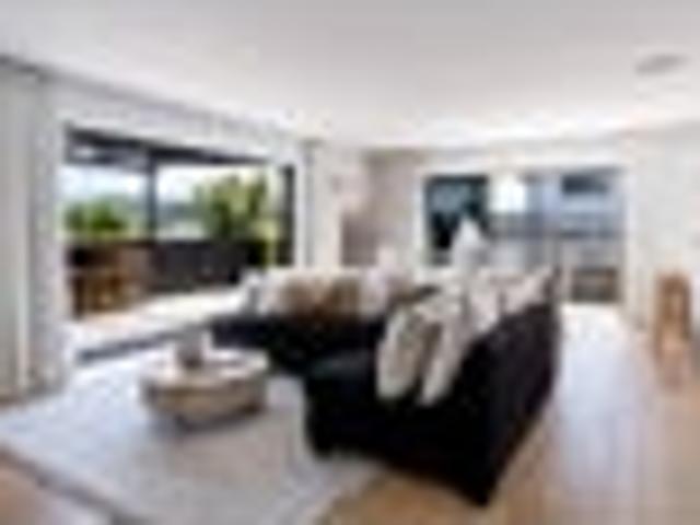 Harbour View, Golden Sunsets & Walk to Town Living