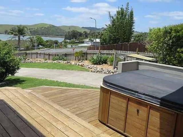 Harbour Views, Outdoor Living & Plenty of Space!