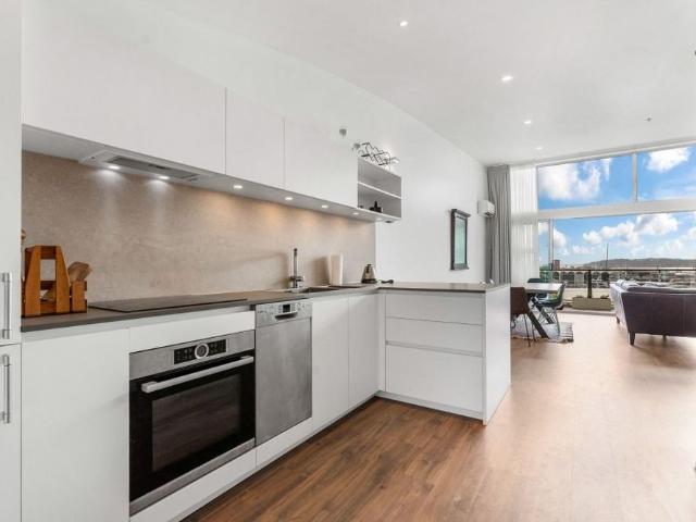 Harbour Views & City Vibes!