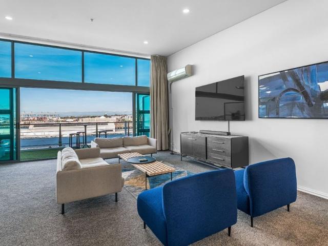 Harbourfront Hideaway