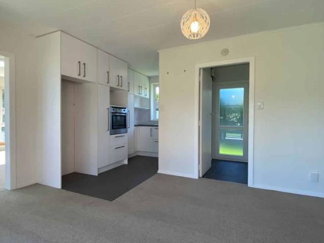 HAREWOOD 3 BEDROOMS, 1 BATHROOM, HEATPUMP, DOUBLE GARAGE