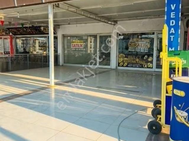 Hastane Caddesi Üzerinde Geniş Kullanım Alanlı Dükkan