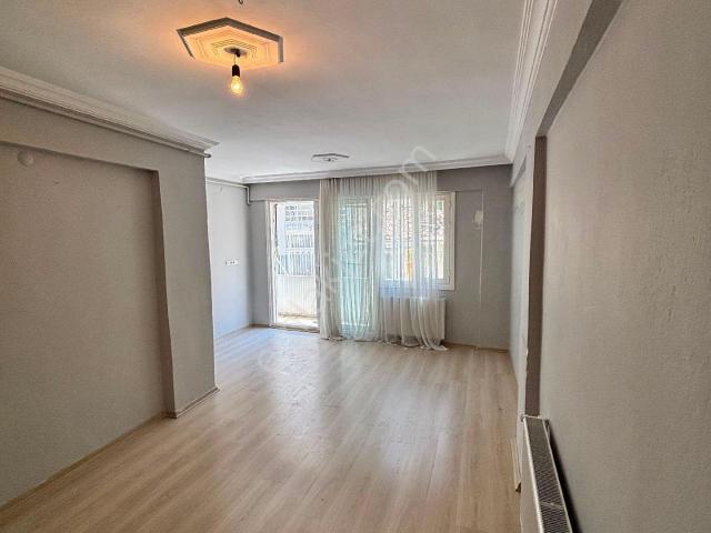 Hatay Üçyol Da Halil Rıfat Cadde Bir Üst Sokağında 2+1 Doğalgazlı Bakımlı Satılık Daire