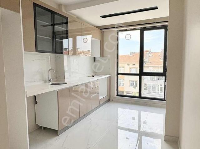 Hatip'te Cadde Cepheli Servis Güzergahında Sıfır 2+1 Daireler