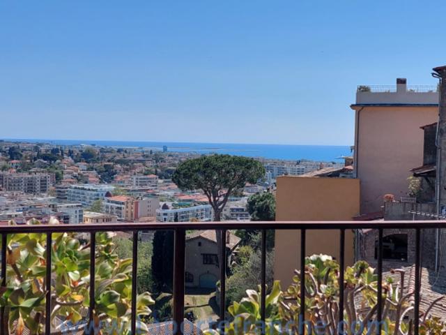 HAUT DE CAGNES Maison de village terrasse vue mer + studio