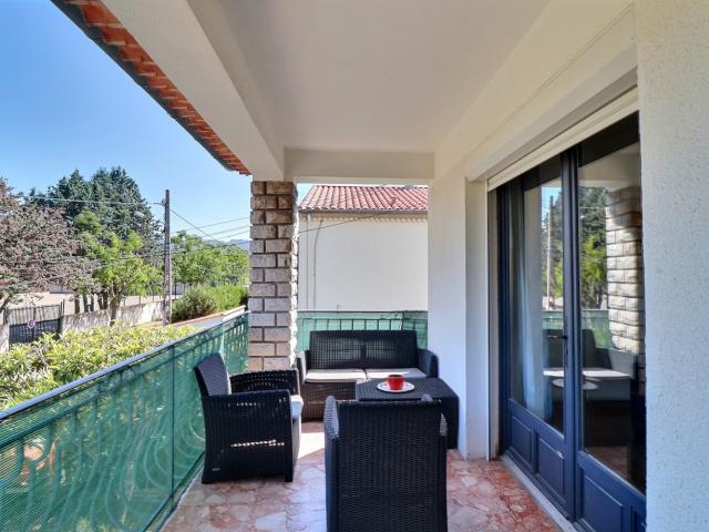 Haut de villa meublé avec jardin et terrasse type 4 meublé avec jardin et piscine