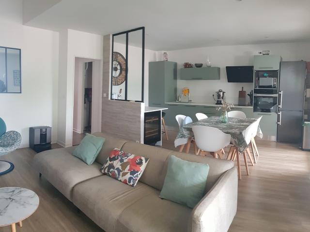 HAUT DE VILLA DE 115 m2 avec terrasse de 25 m2, en R+2 loyer toutes charges comprises