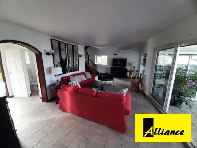 Haut de villa type 4 avec piscine privative